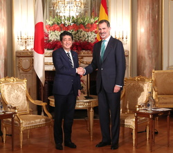 Don Felipe recibe el saludo del Primer Ministro del Japón, Sr. Shinzo Abe